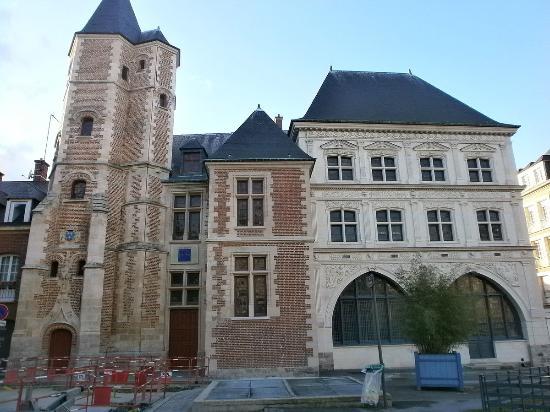 Logis du Roi et la Maison du Sagittaire